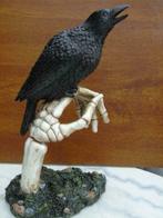 statue d une main squelette avec un corbeau, déco halloween, Nieuw, Ophalen of Verzenden