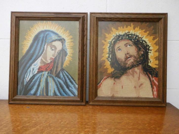 2 kaders met Maria en Christus in kruisjessteek, Antiek en Kunst, Antiek | Religieuze voorwerpen, Ophalen of Verzenden