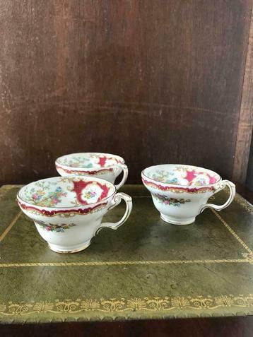 Foley 1850 Bone China Broadway Floral Paradise Bird tea cups beschikbaar voor biedingen