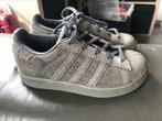 Grijze suède adidas superstar sneakers maat 30 in nieuwstaat, Adidas, Ophalen of Verzenden, Zo goed als nieuw, Jongen of Meisje