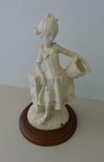 porcelein : meisje met waston op houten voetstuk (Italië), Ophalen of Verzenden