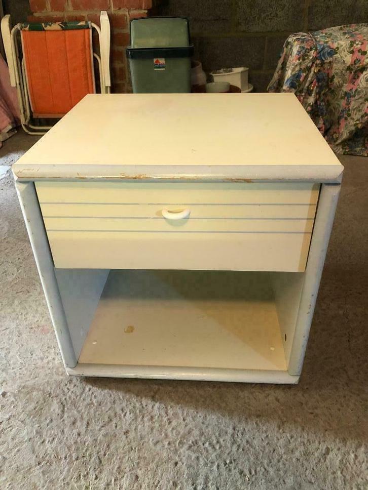 Wit nachtkastje op kleine pootjes,grote lade en vak, stevig!, Huis en Inrichting, Slaapkamer | Nachtkastjes, Gebruikt, Minder dan 55 cm