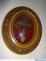 Ovale kader met kruisbeeld  in gebombeerd glas., Enlèvement, Utilisé