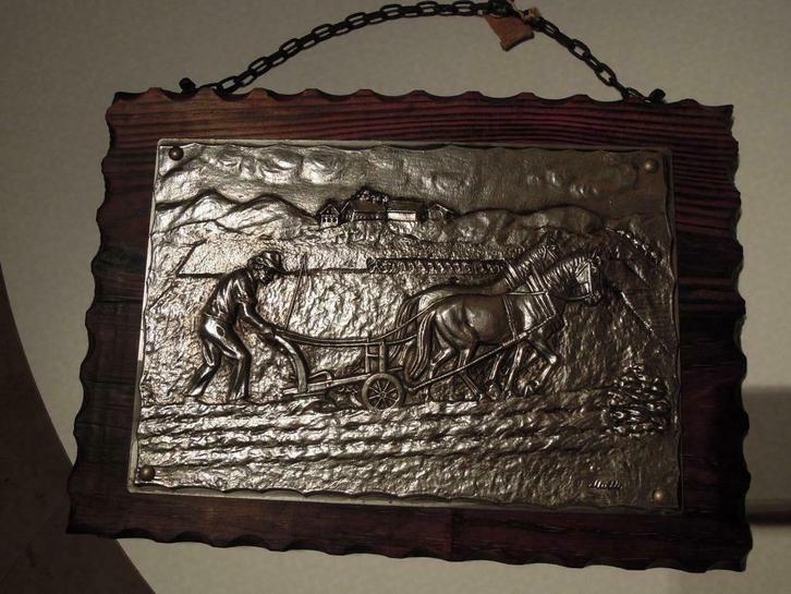 muurplaat tin Hans Müller 1873-1937 boer ploegd zijn akker, Antiek en Kunst, Antiek | Brons en Koper, Ophalen of Verzenden