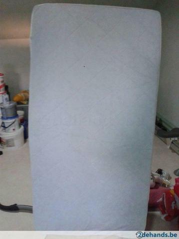 Mooie babymatras (120x60) + matrasbeschermer beschikbaar voor biedingen