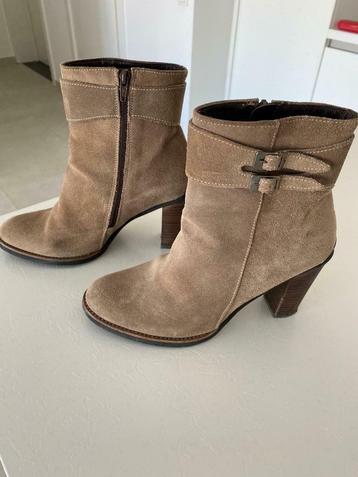Halve botjes in beige nubuck beschikbaar voor biedingen