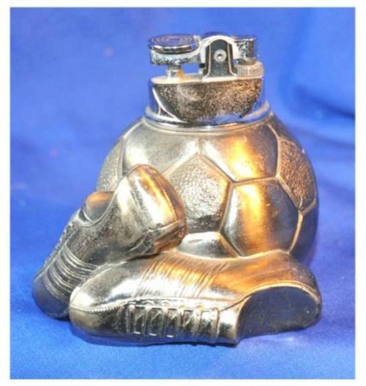 §§ briquet de table football, Verzamelen, Rookartikelen, Aanstekers en Luciferdoosjes, Gebruikt, Aansteker, Ophalen of Verzenden