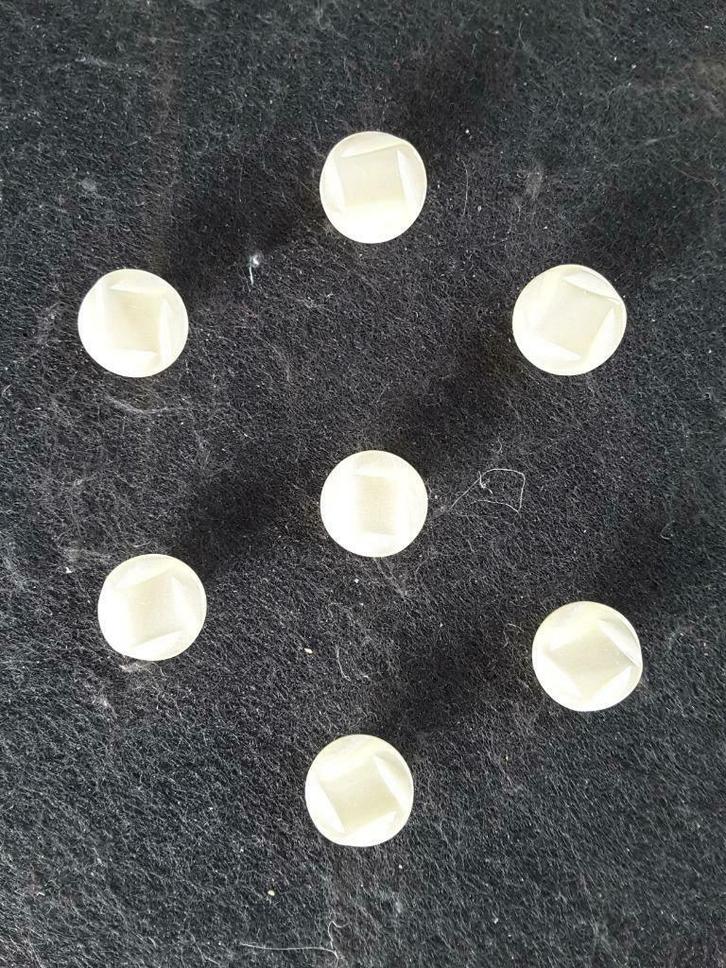 partij van 15 knopen 11 mm parelmoer crème met vierkant patr, Hobby en Vrije tijd, Naaien en Fournituren, Nieuw, Knoop of Knopen