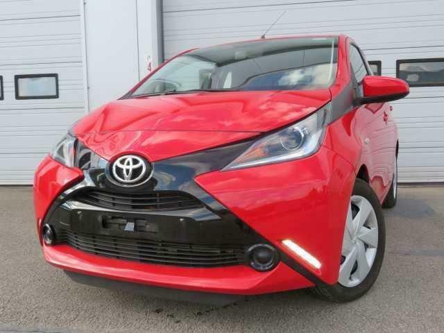 Gecomprimeerd Ondenkbaar Productie ② Toyota Aygo 1.0L X-Play — Toyota — 2dehands