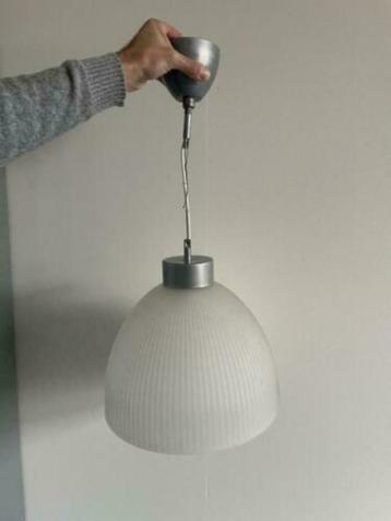 Hanglamp in melkglas beschikbaar voor biedingen