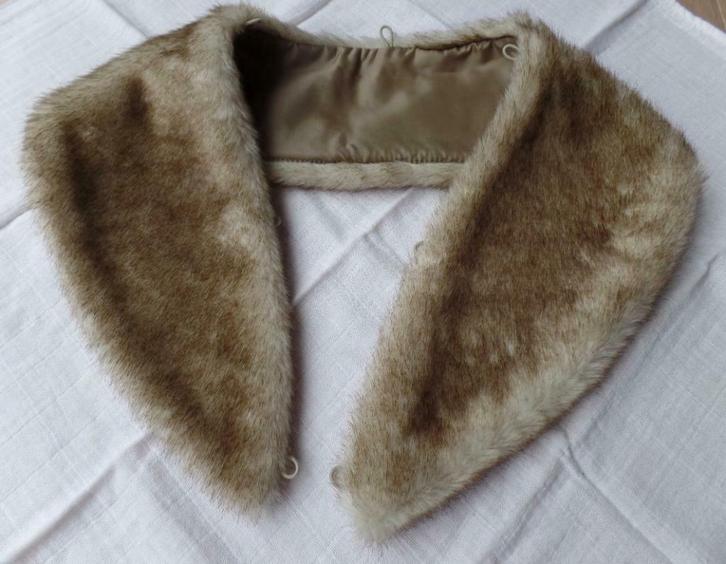 Pelskraag beige/lichtbruin, Hobby en Vrije tijd, Stoffen en Lappen, Zo goed als nieuw, Overige materialen, Beige, Ophalen of Verzenden