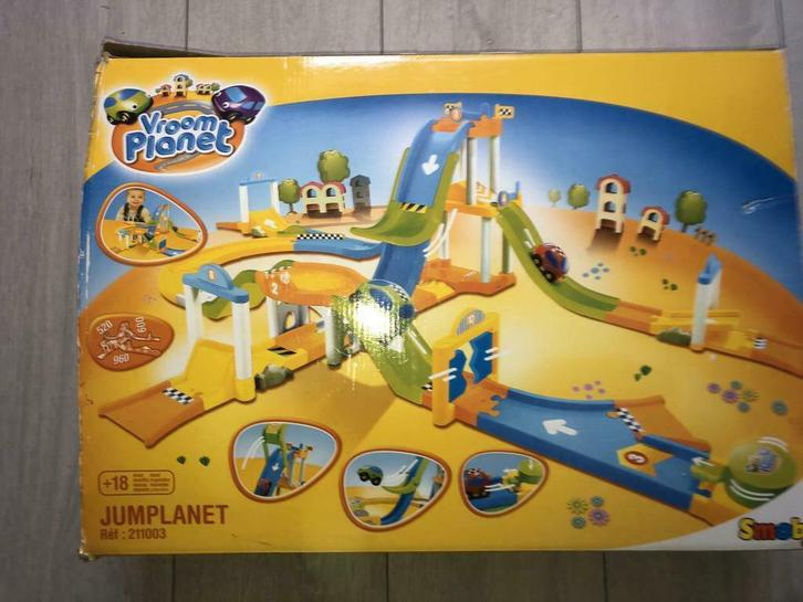 VROOM PLANET jumplanet +2 auto's 18 maanden +, Kinderen en Baby's, Speelgoed |Speelgoedvoertuigen, Zo goed als nieuw