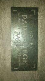 Vintage plaque en zinc Hotel Paris Liège 27 x 12 cm, Ophalen of Verzenden, Gebruikt