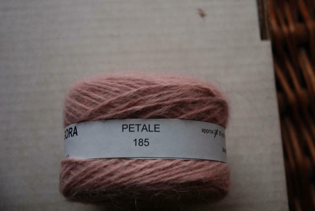 ② pelote laine angora 80 % , couleur pétale 185 , par 50 grs