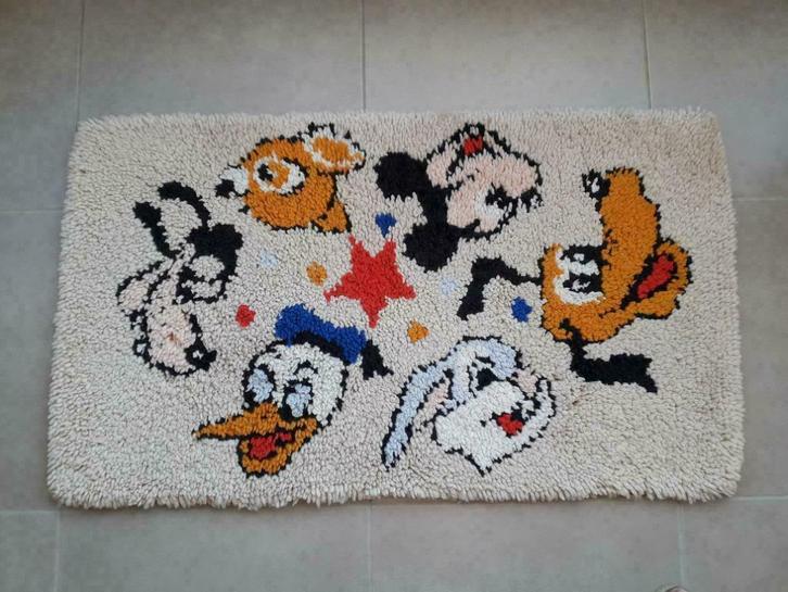 Disney kindertapijt... lage prijs, Kinderen en Baby's, Kinderkamer | Inrichting en Decoratie, Gebruikt, Kleed of Kussen, Ophalen