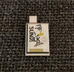 PIN - SUN SILK - SHAMPOO, Verzamelen, Verzenden, Gebruikt, Merk, Speldje of Pin
