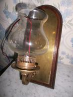 Vintage oud wandlicht op houten paneel en koper, Ophalen of Verzenden