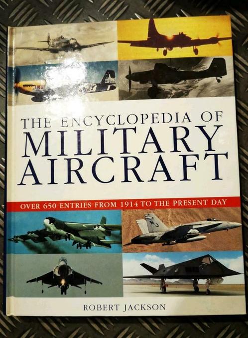 Livre d'avion Militait Airclopedia 650, Collections, Aviation, Comme neuf, Enlèvement ou Envoi