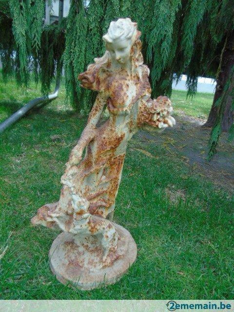 statue en fonte pat rouillé d une élégante au fleurs ., Jardin & Terrasse, Statues de jardin, Utilisé, Enlèvement ou Envoi