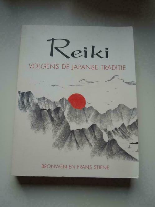 Reiki, volgens de Japanse traditie. Bronwen en Frans Stiene, Boeken, Esoterie en Spiritualiteit, Gelezen, Ophalen of Verzenden