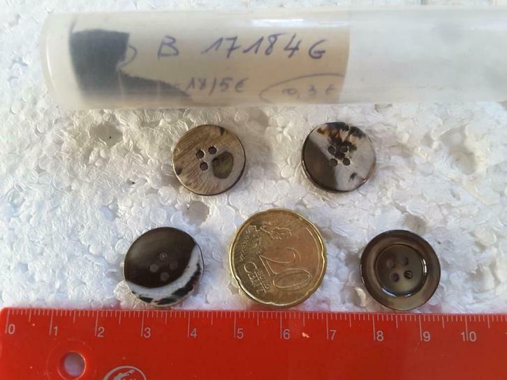 knopen 17 mm middengrijs 4 gaats imitatie parelmoer B17184, Hobby en Vrije tijd, Naaien en Fournituren, Nieuw, Knoop of Knopen