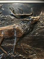 2 brons koperen herten in reliëf kunst., Bronze, Enlèvement ou Envoi
