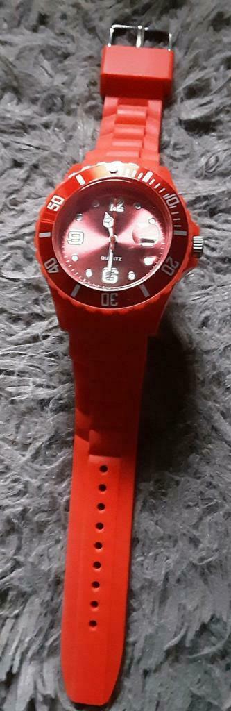 Montre quartz rouge, Bijoux, Sacs & Beauté, Montres | Femmes, Comme neuf, Montre-bracelet, Enlèvement ou Envoi