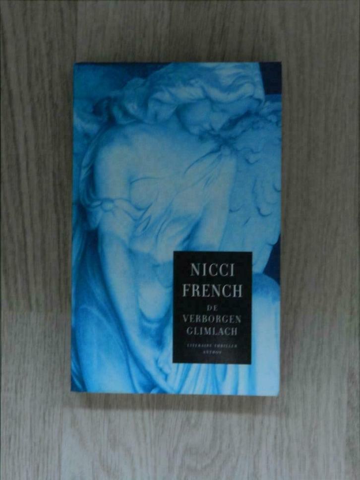 de verborgen glimlach, Boeken, Thrillers, Gelezen, Ophalen of Verzenden
