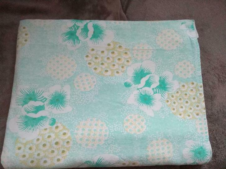 VINTAGE - Drap flanelle dans les tons vert eau /blanc/jaune, Antiquités & Art, Antiquités | Vêtements et Textile