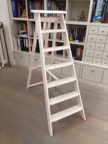 Antieke ladder disponible aux enchères