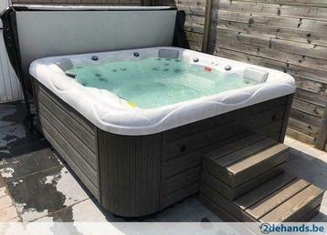 bubbelbad 1 ligplaats en 4 zitplaatsen beschikbaar voor biedingen