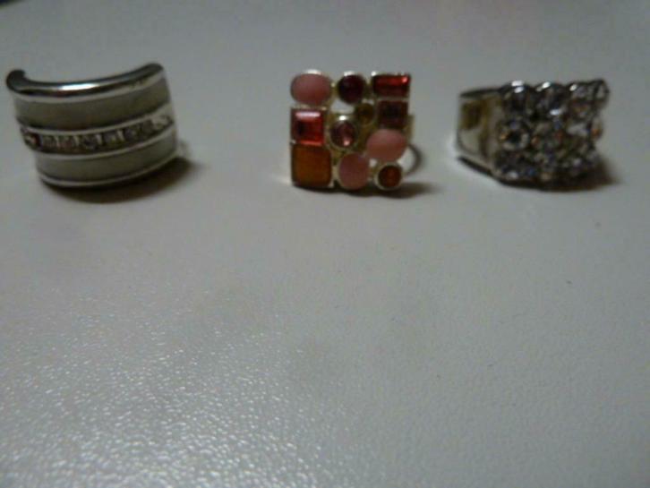 3 mooie zegelringen, Handtassen en Accessoires, Ringen, Nieuw, Dame, 18 tot 19, Zilver, IJzer of Staal, Met parel, Met strass