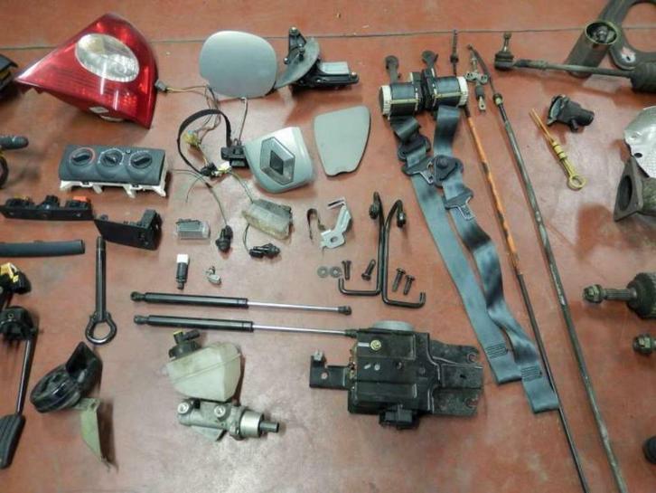 Renault clio onderdelen, Auto's, Renault, Particulier, Clio, Benzine, Stadsauto, Zilver of Grijs, Ophalen of Verzenden