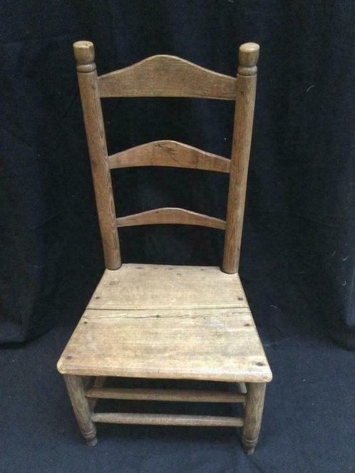 Antiek houten kleuterstoelje: stoeltje 2, Antiquités & Art, Antiquités | Meubles | Armoires, Enlèvement