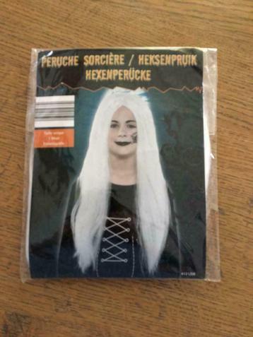 Pruik  extra lange witte haren beschikbaar voor biedingen