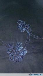 Ribfluweel, donkerblauw met opgestikt lint in bloemvorm, 2 m, Neuf