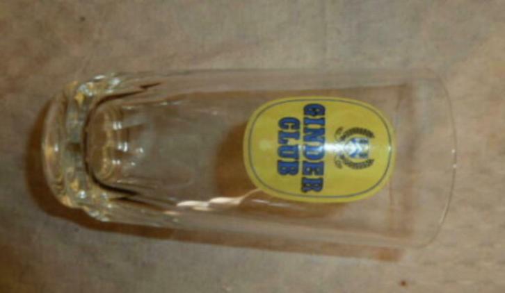 #B bier glas GINDER CLUB Blauwe letters & gele achtergrond, Verzamelen, Glas en Drinkglazen, Nieuw, Bierglas, Ophalen of Verzenden