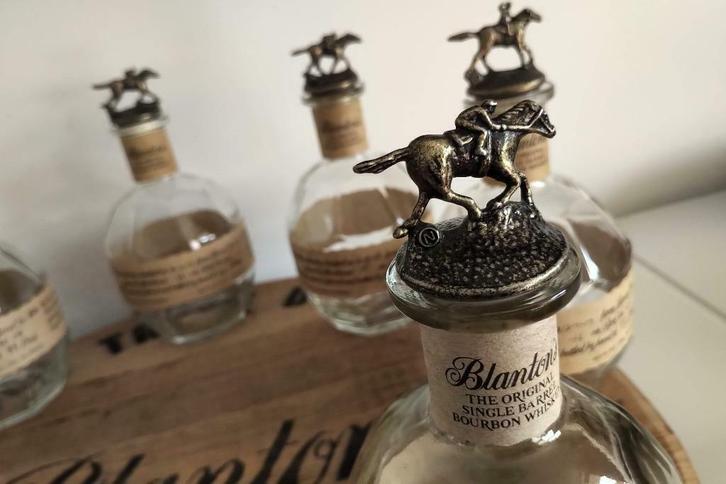 Blanton's, complete reeks 8 flessen & 8 Blanton's stoppers, Verzamelen, Wijnen, Gebruikt, Overige typen, Noord-Amerika, Ophalen of Verzenden