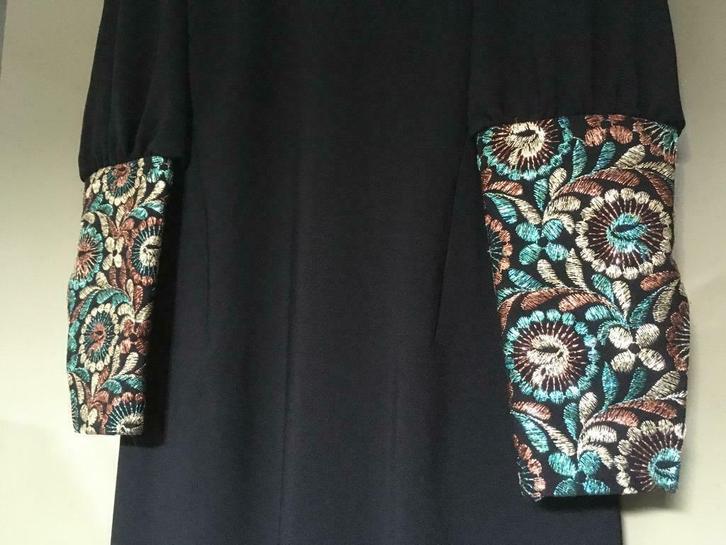 Lang zwart avondkleed met borduursel, Kleding | Dames, Jurken, Zo goed als nieuw, Maat 38/40 (M), Zwart, Onder de knie, Ophalen