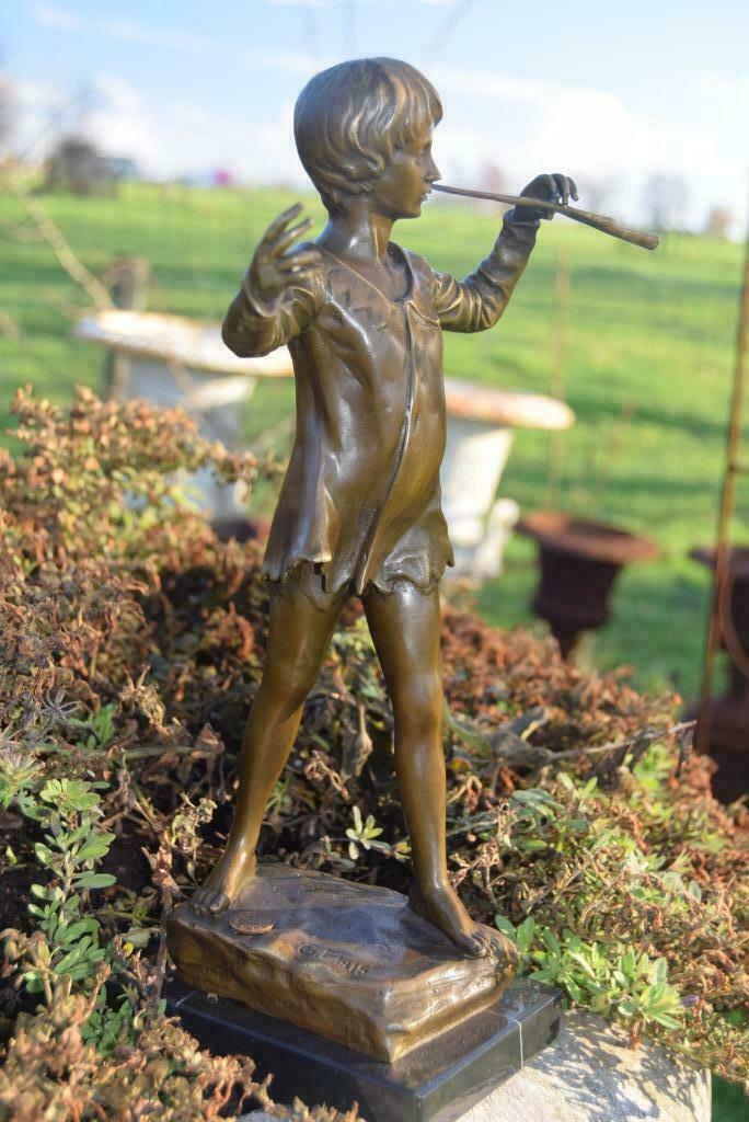 Bronzen beeld gesigneerd op marmeren voet (Peter Pan), Antiek en Kunst, Antiek | Brons en Koper, Brons, Ophalen of Verzenden