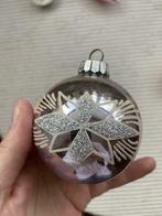 Vintage glazen zilveren kerstbal met glitters