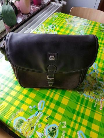 Sac en cuir en bandoulière  beschikbaar voor biedingen