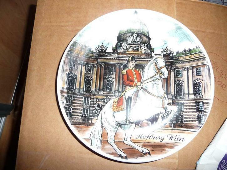 Porselein wandbord paard ruiter Hofburg Wien, Verzamelen, Porselein, Kristal en Bestek, Zo goed als nieuw, Bord of Schaal, Porselein