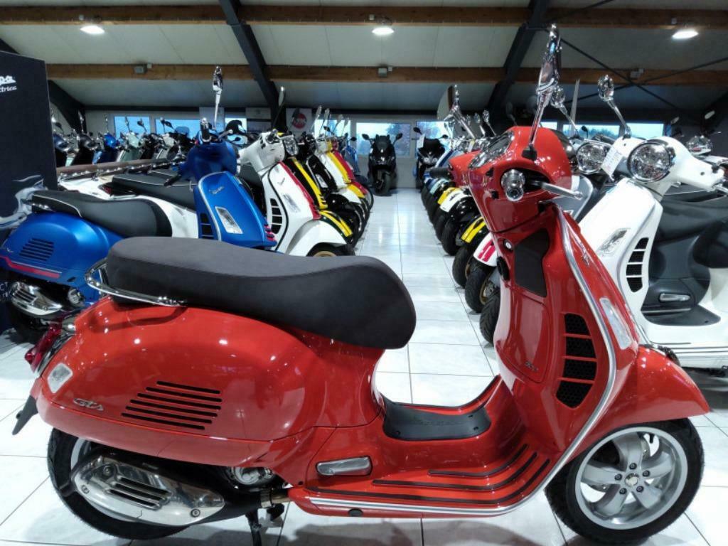 ② VESPA GTS 300 CLASSICA ORANGE PASTEL neuve 5 ANS garantie — Scooters |  Vespa — 2dehands
