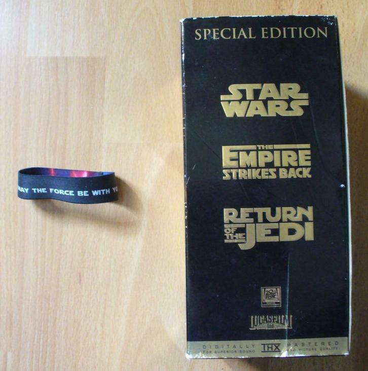 COFFRET VIDÉO STAR WARS + 13 PHOTOS DE FILMS + BRACELET, Collections, Star Wars, Utilisé, Autres types, Enlèvement ou Envoi