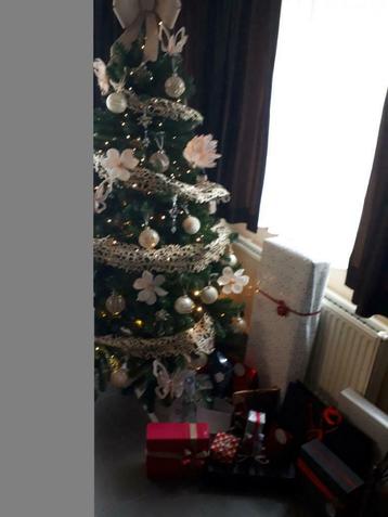 Kerstboom in kunststof met alle versieringen