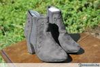 botillon neuf imitation daim gris garniture en croix pt 39, Vêtements | Femmes, Enlèvement ou Envoi, Neuf, Boots et Botinnes