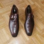 Westbury Santoni, Gedragen