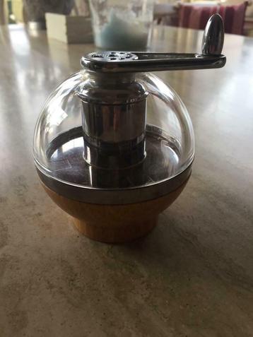 Muskaatnoot molen in hout van het merk Peugeot  beschikbaar voor biedingen