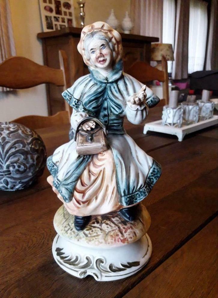 Capo Di Monte Beeldje Italie (Capodimonte) Hoogte = 29 Cm., Antiek en Kunst, Antiek | Keramiek en Aardewerk, Verzenden